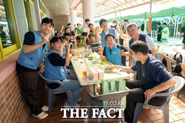 광양제철소 봉사단이 지난 5일 광양읍 일원에서 박성현 광양시장 등 지역 주민들과 함께하는 연합봉사활동을 실시했다. /광양제철소