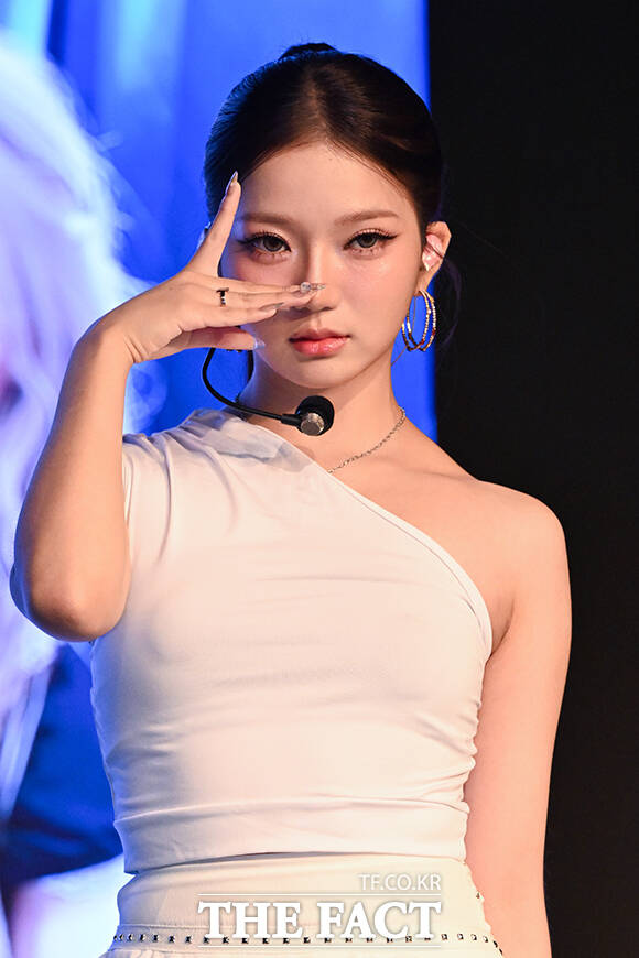 그룹 에스투잇 효빈과 세아, 하루, 연수, 승비(왼쪽부터)가 7일 오후 서울 서대문구 현대백화점 신촌점 유플렉스 일러스타 스테이지에서 열린 컴백 미디어 쇼케이스에 참석해 포즈를 취하고 있다. /김성렬 기자