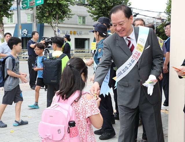 서울 마포구는 교통사고 예방과 보행환경 개선을 위해 마포경찰서 등 관계기관과 '교통안전실무협의체'를 본격 운영한다고 7일 밝혔다. 사진은 지난 2018년 유동균 마포구청장이 중동초등학교 통학로에서 진행된 교통안전캠페인에 참여한 모습. /마포구