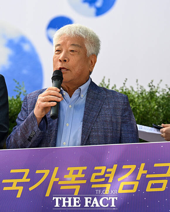 기자회견에 참석해 발언하는 박상희 건국대학교 총동문회장.