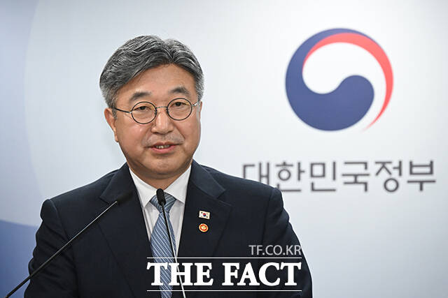 초대 중수청장 후보 제청을 발표한 윤호중 장관이 취재진 질문을 듣고 있다.