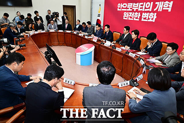장동혁 국민의힘 대표(가운데)가 7일 오전 서울 여의도 국회에서 열린 최고위원회의에 참석해 모두발언을 하고 있다. /국회=배정한 기자