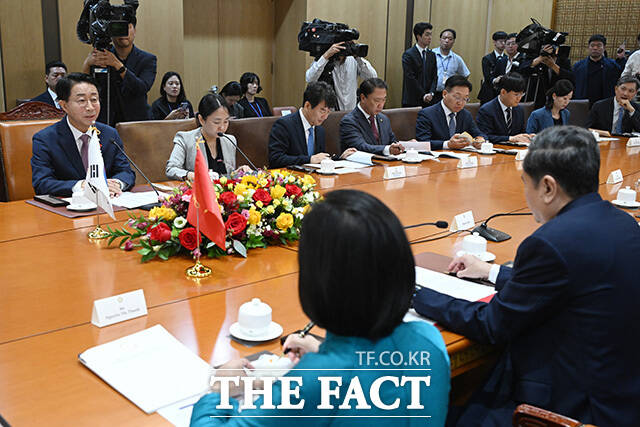 국회에서 회담 갖는 조정식 국회의장과 쩐 타잉 먼 베트남 국회의장.