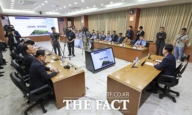 공군사관학교 찾아 AI 파일럿 매치 시뮬레이션 시연 보는 장 대표(앞줄 오른쪽 두 번째). /청주=국회사진기자단