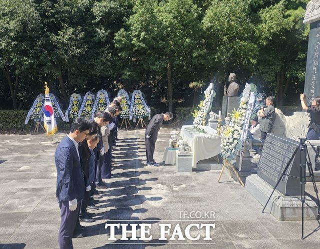 광양시는 산업·항만도시 발전에 큰 힘이 되어 준 설성 김종호 선생의 추모식을 매년 열고 있다. 지난 4일 열린 32주기 추모식 모습. /광양시