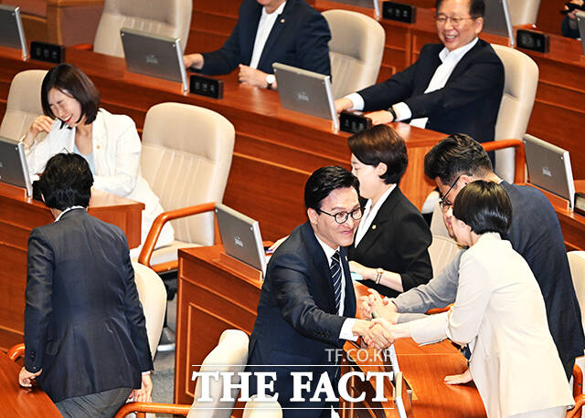 김민석 더불어민주당 대표(왼쪽)가 7일 오전 서울 여의도 국회에서 열린 본회의에 참석해 교섭단체 대표연설을 마친 뒤 김소희 국민의힘 의원과 인사를 하고 있다. /국회=배정한 기자