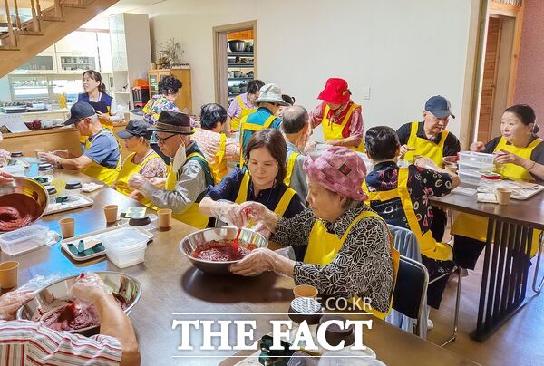 대덕구치매안심센터는 7일 대전 참좋은우리음식연구원(대덕구 이현동 소재)에서 치매 어르신과 가족을 대상으로 '전통 우리음식 체험' 프로그램을 운영했다. 치매 어르신과 가족들이 장 담그기 체험을 하고 있다. /대덕구
