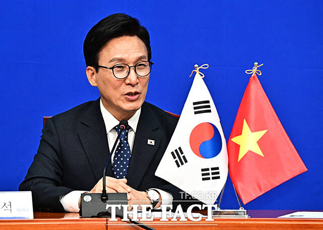 김민석 더불어민주당 대표(왼쪽)가 7일 오후 서울 여의도 국회에서 쩐 타잉 먼 베트남 국회의장을 접견하며 기념사진 촬영을 하고 있다. /국회=배정한 기자
