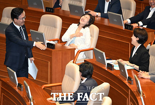 김민석 더불어민주당 대표(왼쪽)가 7일 오전 서울 여의도 국회에서 열린 본회의에 참석해 교섭단체 대표연설을 마친 뒤 김소희 국민의힘 의원과 인사를 하고 있다. /국회=배정한 기자