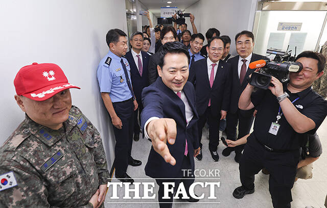공군사관학교 찾아 AI 파일럿 매치 시뮬레이션 시연 보는 장 대표(앞줄 오른쪽 두 번째). /청주=국회사진기자단
