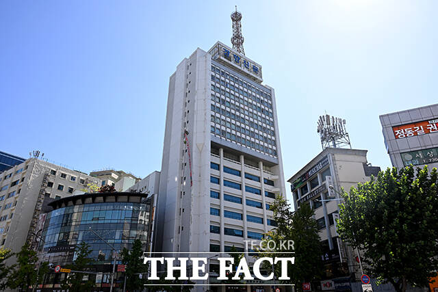양규서 민주노총 공공운소노조 조직국장이 자신과 아내에 대한 징계·해고에 항의하며 7일 오전 서울 중구 경향신문사 빌딩 외벽에서 몸을 밧줄에 묶어 매달리는 고공 시위를 하고 있다. /박상민 기자