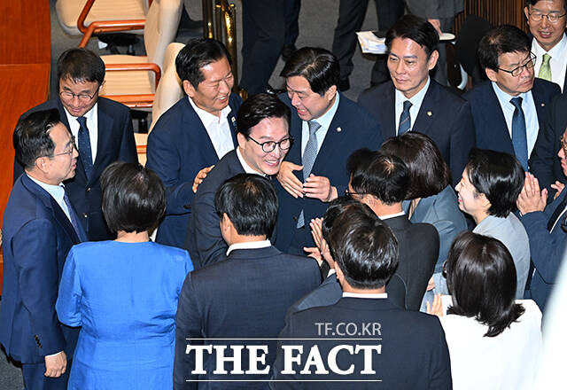 김민석 더불어민주당 대표가 7일 오전 서울 여의도 국회에서 열린 본회의에 참석해 교섭단체 대표연설을 마친 뒤 정청래 의원과 포옹을 하고 있다. /국회=배정한 기자