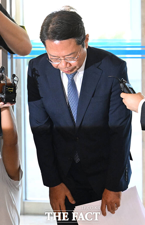 김승원 법무부 장관 후보자가 7일 오전 서울 종로구 적선현대빌딩에 마련된 인사청문회 준비 사무실로 출근하며 입장문을 발표하고 있다. /박상민 기자