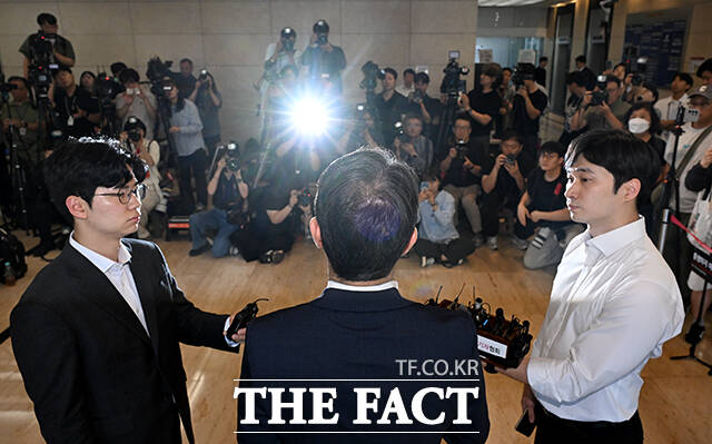 김승원 법무부 장관 후보자가 7일 오전 서울 종로구 적선현대빌딩에 마련된 인사청문회 준비 사무실로 출근하며 입장문을 발표하고 있다. /박상민 기자