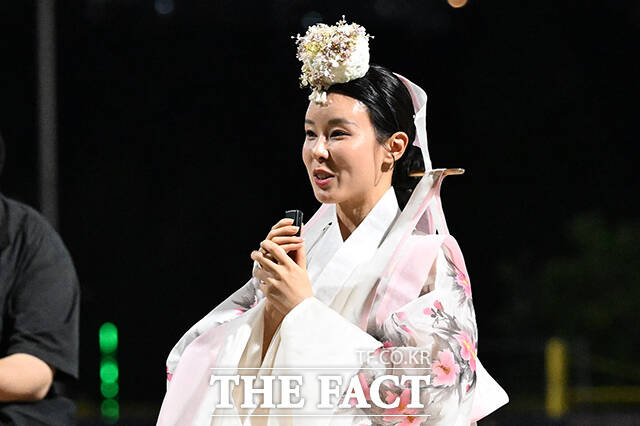 최은지 여우곰 대표 겸 코누배 제20회 한스타 연예인 야구대회 홍보대사가 7일 오후 인천 연수구 선학야구장에서 열린 개막전 경기에서 시구를 하고 있다. /인천=김성렬 기자