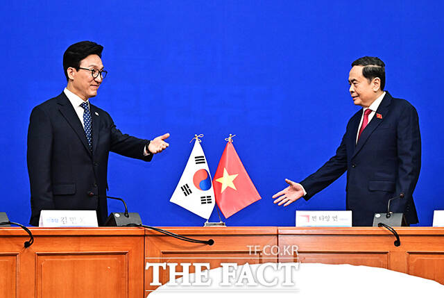 김민석 더불어민주당 대표(왼쪽)가 7일 오후 서울 여의도 국회에서 쩐 타잉 먼 베트남 국회의장을 접견하며 기념사진 촬영을 하고 있다. /국회=배정한 기자