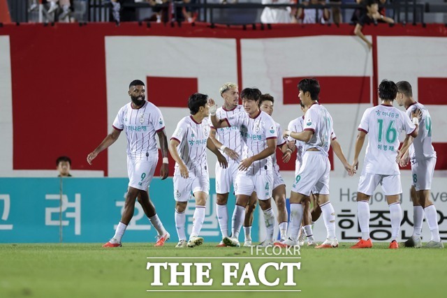 순위 반등에 성공한 대전 선수들./K리그