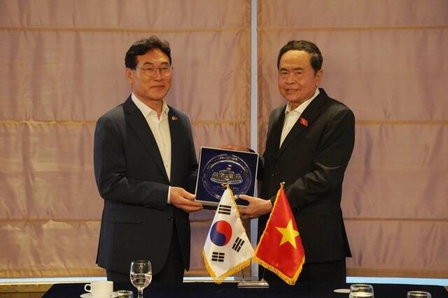 송석언 제주국제자유도시개발센터 이사장이 지난 6일 쩐 타인 먼 베트남 국회의장 내외를 비롯한 정부 최고위 관료 35인 사절단을 공식 접견했다. /JDC