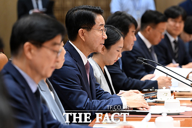 국회에서 회담 갖는 조정식 국회의장과 쩐 타잉 먼 베트남 국회의장.