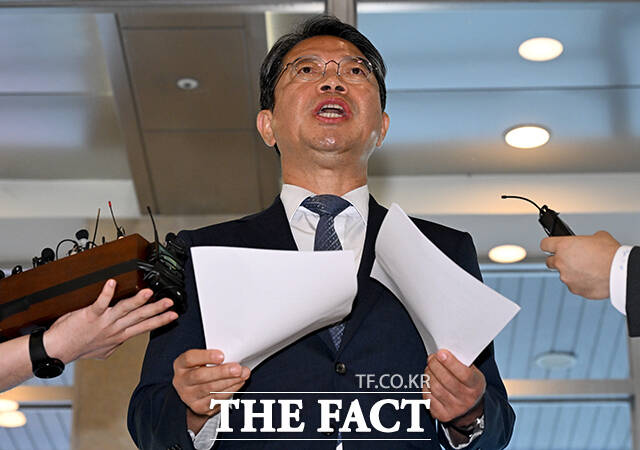 김승원 법무부 장관 후보자가 7일 오전 서울 종로구 적선현대빌딩에 마련된 인사청문회 준비 사무실로 출근하며 취재진의 질문에 답하고 있다. /박상민 기자