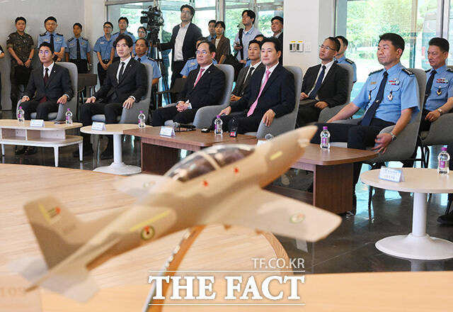 공군사관학교 찾아 AI 파일럿 매치 시뮬레이션 시연 보는 장 대표(앞줄 오른쪽 두 번째). /청주=국회사진기자단