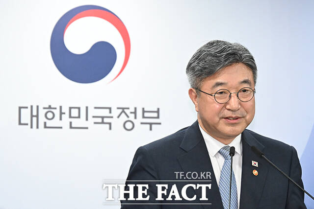 초대 중수청장 후보 제청을 발표한 윤호중 장관이 취재진 질문을 듣고 있다.