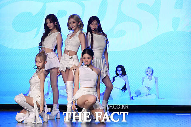 에스투잇의 신곡 'Blue Crush'는 강렬한 저지 클럽 리듬이 특징인 하이퍼 팝 트랙이다. 청아한 오르골 벨 사운드로 시작해 점층적으로 고조되는 전개와 몽환적인 분위기에서 폭발적인 에너지로 확장되는 사운드가 특징이다./김성렬 기자