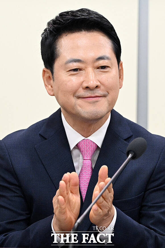 '무너지는 국가안보, 3군 사관학교 졸속 통폐합 대안' 세미나 참석해 축사하는 장 대표.