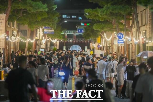 공주시가 4일부터 6일까지 왕도심 일원에서 연 '2026 공주 국가유산 야행' 장면. /공주시