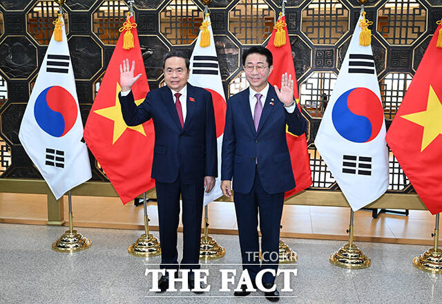 국회에서 회담 갖는 조정식 국회의장과 쩐 타잉 먼 베트남 국회의장.