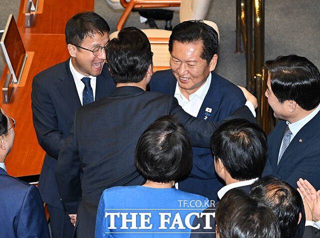 김민석 더불어민주당 대표가 7일 오전 서울 여의도 국회에서 열린 본회의에 참석해 교섭단체 대표연설을 마친 뒤 정청래 의원과 포옹을 하고 있다. /국회=배정한 기자
