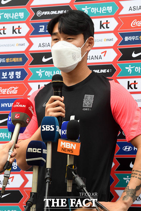 2021년 올림픽 축구 대표팀 시절의 송민규가 경기도 파주NFC에서 훈련을 앞두고 취재진의 질문에 답하고 있다.
