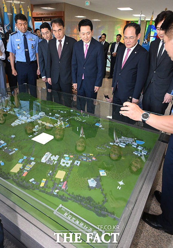 공군사관학교 찾아 AI 파일럿 매치 시뮬레이션 시연 보는 장 대표(앞줄 오른쪽 두 번째). /청주=국회사진기자단