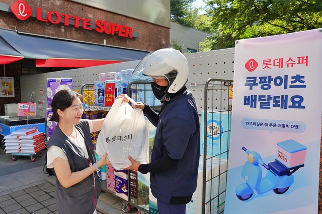 롯데마트의 기업형슈퍼마켓(SSM)인 롯데슈퍼가 쿠팡이츠와 손잡고 퀵커머스 시장에 진출한다. /롯데마트·슈퍼