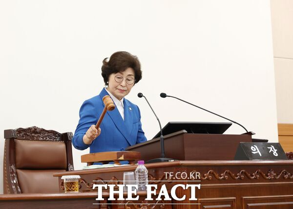 대전시 유성구의회가 7일부터 23일까지 17일간의 일정으로 제288회 정례회를 개회했다. 최옥술 의장이 개회를 선언하고 있다. /유성구의회