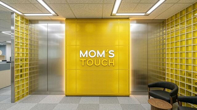 맘스터치는 최근 일본 법인 '맘스터치 재팬' 사무소를 시부야에서 신주쿠로 이전한 후 현지 6번째 매장인 신주쿠파크타워점을 개장했다. /맘스터치