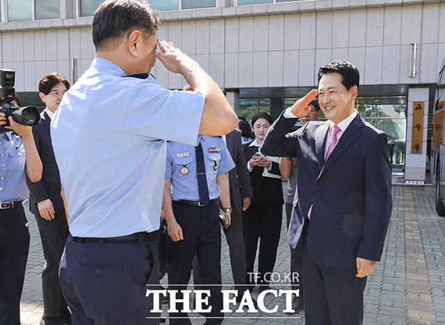 공군사관학교 찾아 AI 파일럿 매치 시뮬레이션 시연 보는 장 대표(앞줄 오른쪽 두 번째). /청주=국회사진기자단