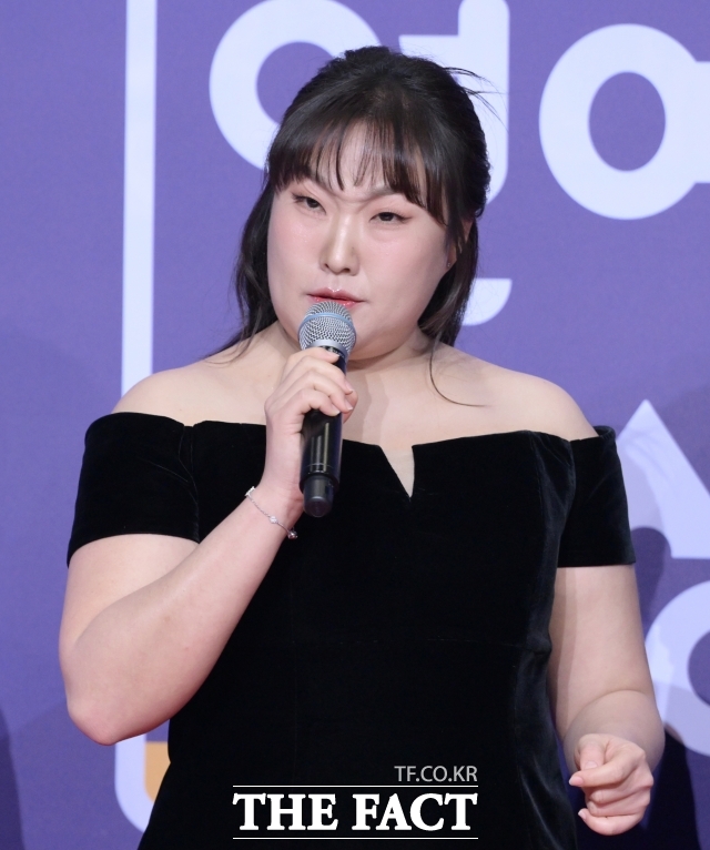 15년의 무명 생활을 딛고 '무명전설'의 1대 전설에 오른 가수 성리가 '불후의 명곡' 우승에 이어, 이번에는 '2026 SKA'에서 베스트 트로트 아티스트상까지 거머쥐었다./ 더팩트 DB