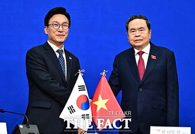 김민석 더불어민주당 대표(왼쪽)가 7일 오후 서울 여의도 국회에서 쩐 타잉 먼 베트남 국회의장을 접견하며 기념사진 촬영을 하고 있다. /국회=배정한 기자