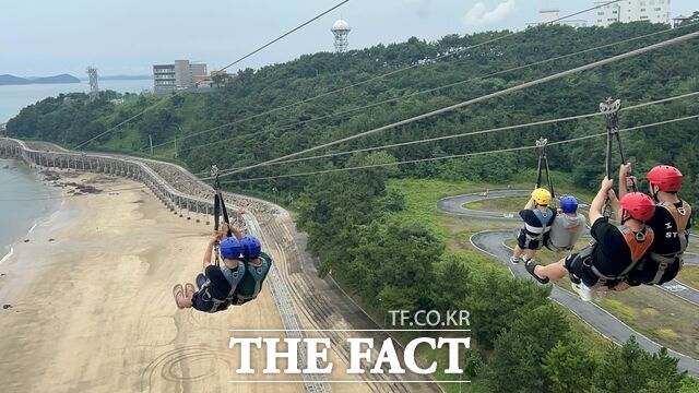 대전학생해양수련원의 '2026년 또래공감어울림캠프' 참여 학생들이 짚트랙 체험을 하고 있다. /대전시교육청