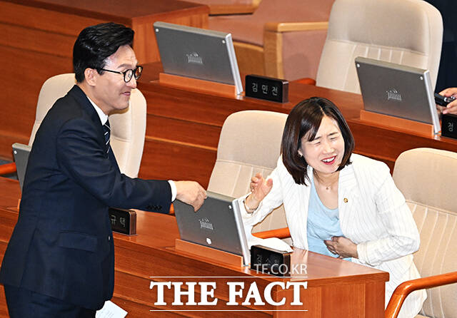 김민석 더불어민주당 대표(왼쪽)가 7일 오전 서울 여의도 국회에서 열린 본회의에 참석해 교섭단체 대표연설을 마친 뒤 김소희 국민의힘 의원과 인사를 하고 있다. /국회=배정한 기자
