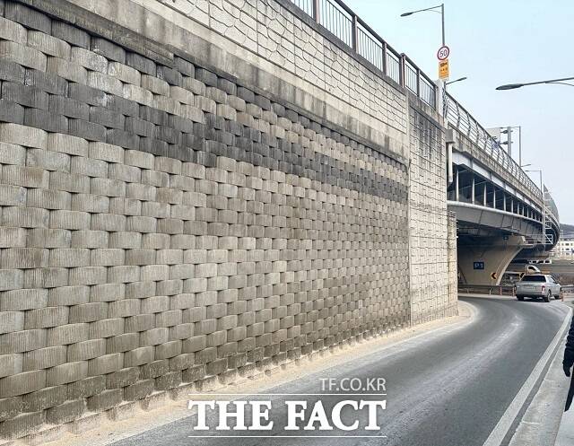 충훈대교 접속도로 옹벽. /광명시