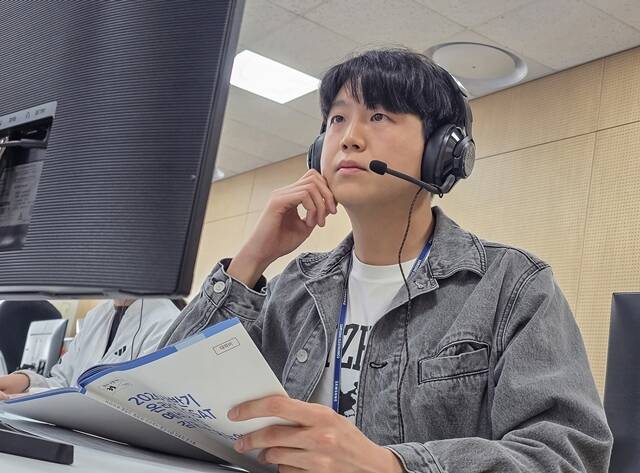 삼성전자 감독관이 지난 4월 경기도 수원 삼성전자 인재개발원에서 상반기 GSAT 응시자를 대상으로 예비 소집을 진행하고 있다. /삼성