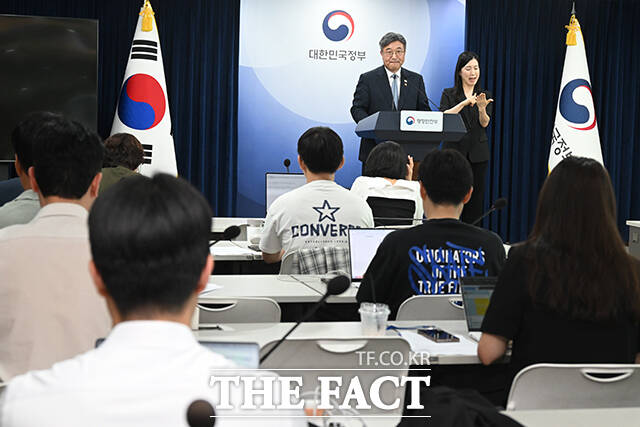 초대 중수청장 후보 제청을 발표한 윤호중 장관이 취재진 질문을 듣고 있다.