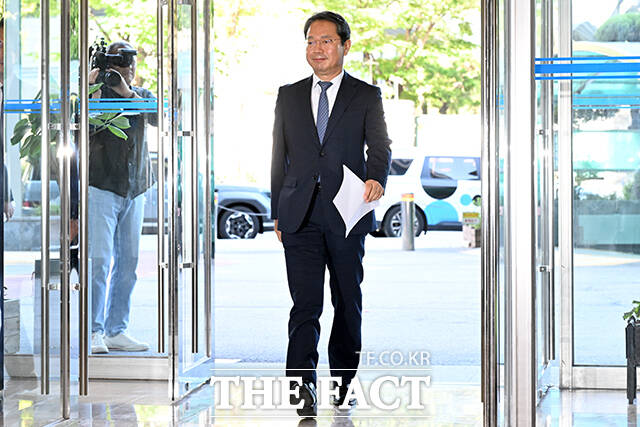 김승원 법무부 장관 후보자가 7일 오전 서울 종로구 적선현대빌딩에 마련된 인사청문회 준비 사무실로 출근하며 입장문을 발표하고 있다. /박상민 기자