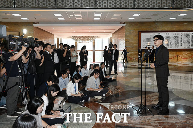 김승원 법무부 장관 후보자의 '임상 시험 청탁' 의혹을 제기한 한동훈 의원이 이와 관련해 입장을 밝히고 있다.