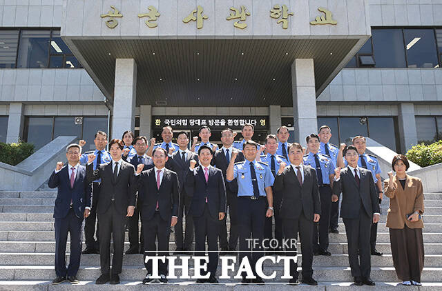 공군사관학교 찾아 AI 파일럿 매치 시뮬레이션 시연 보는 장 대표(앞줄 오른쪽 두 번째). /청주=국회사진기자단