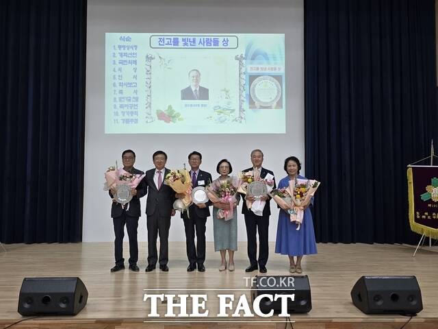 5일 전주고등학교에서 열린 개교 107주년 기념 총동창회 정기총회에서 양오봉 전북대학교 총장(오른쪽에서 두 번째)이 전고를 빛낸 사람들 상 수상자들과 기념 촬영을 하고 있다. /전북대