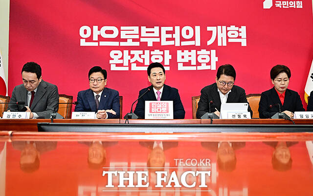 장동혁 국민의힘 대표(가운데)가 7일 오전 서울 여의도 국회에서 열린 최고위원회의에 참석해 모두발언을 하고 있다. /국회=배정한 기자