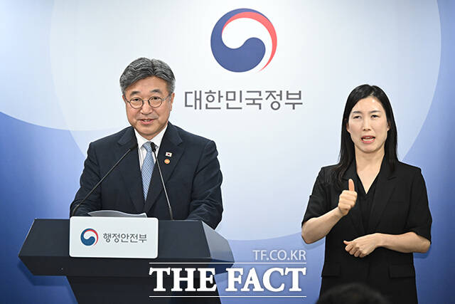 초대 중수청장 후보 제청을 발표한 윤호중 장관이 취재진 질문을 듣고 있다.